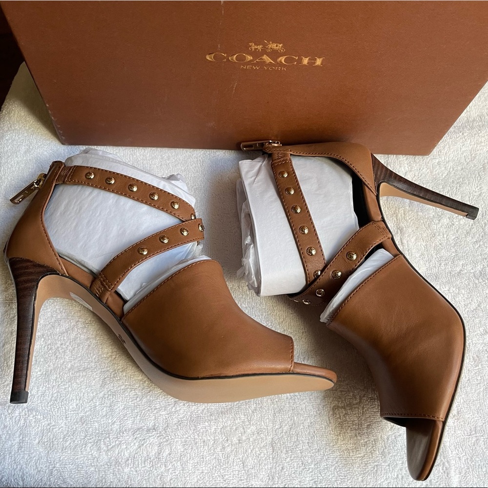 COACH heels NEW!! Tan leather with gold hardware